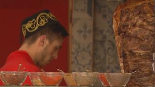 În lunile de vară studenţii ajung să lucreze mai mult pentru experienţă şi bacşiş!