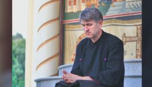 IMAGINI-ȘOC! Preotul Cristian Pomohaci, filmat în timpul unui ”ritual de exorcizare”! Acum, părintele a recidivat, cu un nou scandal