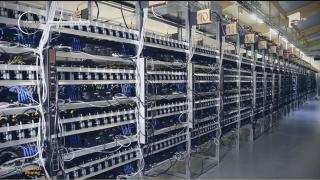 Românii au pornit la vânătoare de monede virtuale și chiar şi-au construit acasă adevărate FABRICI DE BANI!