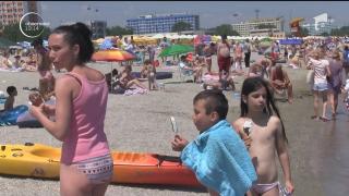 Pericol la malul mării, unde razele ultraviolete au atins cote alarmante. Sub soarele puternic, copiii sunt în pericol!