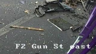 El este bărbatul de fier! Lovit în plin de autobuz, s-a ridicat de jos ca şi cum nimic nu s-a întâmplat şi a intrat într-un pub (VIDEO)