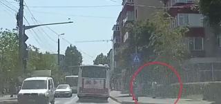 Caz halucinant la Iaşi. Un copil de 12 ani este desfigurat, după ce a fost lovit de un cablu TV rupt