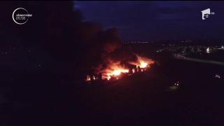 Incendiu de proporţii, la doi paşi de Capitală. O fabrică de mobilă din Baloteşti a fost făcută scrum. Pagube de MILIOANE DE EURO