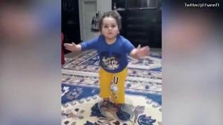 El este băieţelul care a năucit internetul. Dansul său a dat-o pe spate chiar şi pe autoarea  seriei "Harry Potter" (VIDEO)