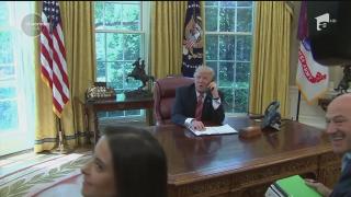 Donald TRUMP, VRĂJIT de o blondă chiar în Biroul Oval!