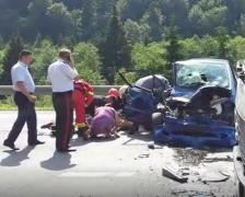 FAMILIE NENOROCITĂ pe DN1. Un şofer neatent şi-a văzut soţia gravidă şi pruncul nenăscut dându-şi ultima suflare, după ce şi-a zdrobit maşina de un TIR