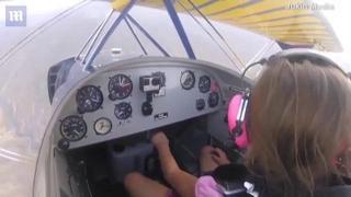 Nu are nici 10 ani, dar este deja un pilot profesionist! O fetiţă a avut parte de distracţia vieţii ei la peste patru mii de metri altitudine (VIDEO)