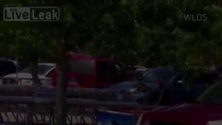 Şi-a călcat prăduitorul! Hotărâtă să nu îl lase să scape, o tânără a dat cu maşina peste hoţul care i-a furat geanta (VIDEO)