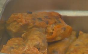 Un supermarket din Capitală a vândut sarmale în conservă expirate încă din luna martie