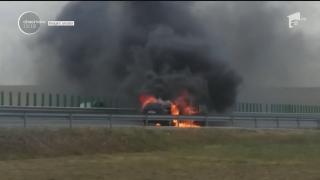 Panică pe Autostrada Soarelui. O maşină a ars complet, traficul a fost blocat total