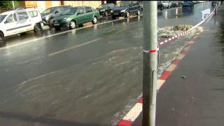 Furtunile au dat de furcă bucureştenilor! Traficul a fost îngreunat, iar sistemul de canalizare s-a dovedit ineficient