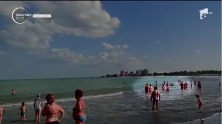 Turist LUAT LA PALME de SALVAMAR, la Venus, pentru că nu a respectat steagul roșu și a intrat în apă (VIDEO)