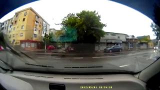 Accident groaznic în Galaţi: O femeie a fost spulberată de o maşină pe trecerea de pietoni (VIDEO)