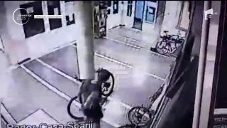Hoţii au dat lovitura într-un cămin studențesc din Timişoara! Au furat o bicicletă de aproape 4.000 de lei