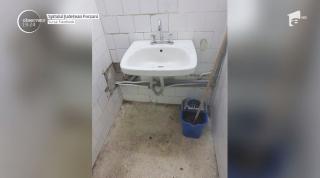 Toalete din instituţiile publice arată ca niște GRAJDURI! Vreți să vedeți cum arată baia din secţia de ginecologie a spitalului din Brașov? (VIDEO)