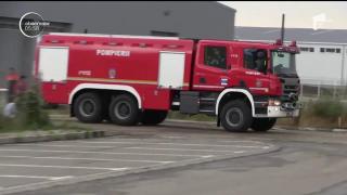 Panică la o fabrică din Dej! Un incendiu puternic a izbucnit într-o hală. Zeci de oameni au fost evacuaţi de urgenţă