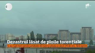 DEZASTRU după ploile torențiale! În doar 24 de ore a plouat cât pentru o lună întreagă. Traficul auto, între GLUMĂ și SPORT EXTREM
