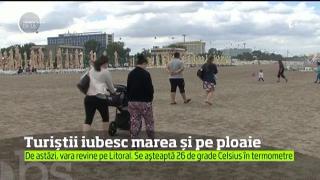 Vremea rea nu i-a speriat pe turiştii de pe litoral. Cum s-au distrat ieri, pe ploaie, cei aflaţi în concediu la malul mării