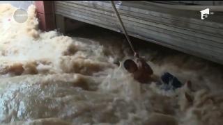 Salvare dramatică! Un tânăr a fost tras din calea unei viituri în ultima clipă