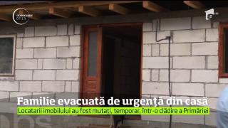 O familie din Argeș a fost evacuată după ce două stânci s-au prăvălit deasupra casei lor. Locuinţa fusese construită recent