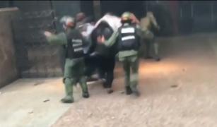 HAOS în Casa Poporului. Mai mulţi PARLAMENTARI au fost BĂTUȚI fără milă de persoane înarmate cu BÂTE şi îmbrăcate în ROȘU