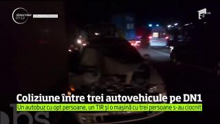 Accident violent cu trei maşini lovite pe DN1! Două victime au ajuns la spital (VIDEO)