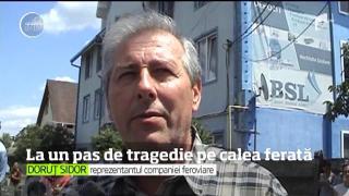 La un pas de o tragedie! Un TIR a fost spulberat de un tren personal în Bistriţa