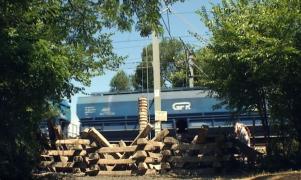 Povestea pasarelei din Herăstrău pe care MOR OAMENI continuă. CFR a blocat cu un munte de beton accesul