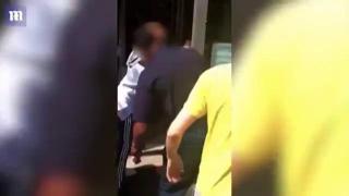 S-au luptat PARTE ÎN PARTE! O femeie ÎNSĂRCINATĂ  s-a năpustit asupra unui bărbat în faţa unui magazin. Trecătorii au fost şocaţi (VIDEO)