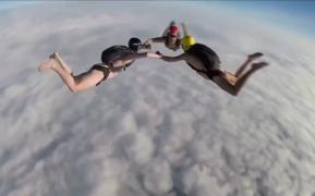 Salt periculos, de la o altitudine de 7.000 de metri, în costumul lui Adam!