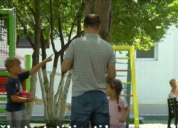 Discriminare în spitalele din România! Unele secţii de pediatrie refuză să interneze taţi cu copii bolnavi. Micuţii sunt primiţi doar cu mame, bunici sau mătuşi