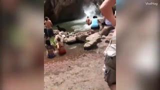 A vrut să îşi uimească prietenii cu un salt spectaculos şi a sfârşit internată în spital! O tânără a plonjat pe burtă de la 25 de metri înălţime (VIDEO)