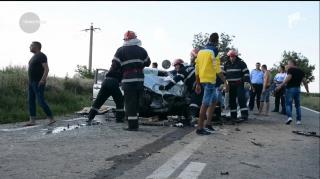 Grav accident în Tulcea: Un şofer de 20 de ani a scăpat maşina de sub control  şi intrat cu putere sub un TIR. Cinci tineri sunt grav răniţi