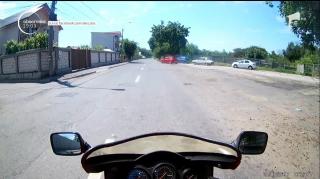 Imagini de INFARCT la Galaţi! Un motociclist a fost la un pas să fie grav rănit de 4 ori, în doar câteva minute (VIDEO)