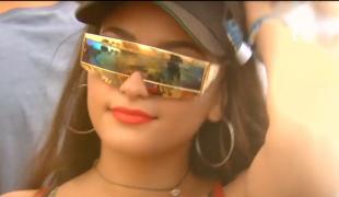 Moda de festival, la malul mării! Ochelarii de soare se poartă şi noapte pe litoral