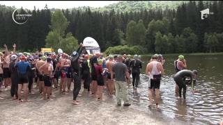 Au fugit de căldură la triatlon! Sute de sportivi s-au întrecut la Lacul Sfânta Ana