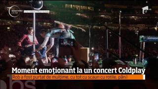 Moment emoţionant pentru un tânăr în scaun cu rotile, la un concert Coldplay