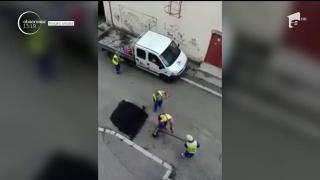 Asfalt Tango! Imagini VIRALE la Buzău, unde o echipă de muncitori cârpea o stradă, între blocuri