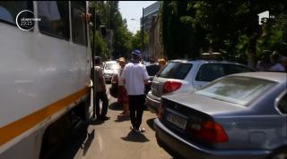 Un şofer a blocat o întreagă zonă din Capitală: O mulţime de tramvaie au stat pe loc, iar zeci de călători au fost nevoiţi să-şi continue drumul pe jos
