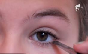 Caz teribil într-o familie din Focşani! O fetiţă de 10 ani s-a jucat cu fardurile mamei, iar acum riscă să îşi piardă vederea