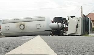 A trişat moartea! O femeie din Gorj a scăpat ca prin minune dintr-un accident violent, în care au fost distruse 3 maşini