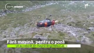 O fotografie pe Transfăgărăşan i-a lăsat fără maşină pe doi turişti! Autoturismul a ajuns într-o râpă adâncă (VIDEO)