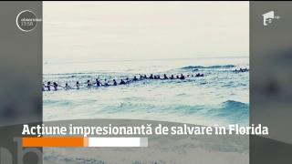 Moment emoţionant pe o plajă din Florida! Zeci de oameni au format un lanţ uman pentru salvarea unor copii, rămaşi în largul apelor din cauza unui curent marin (VIDEO)