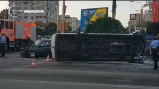 Clipe de groază la malul mării! Un şofer neatent a fost izbit violent de un microbuz cu 13 persoane la bord