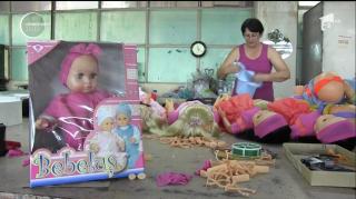 Păpuşile de la "Arădeanca" se produc şi astăzi. Singura deosebire: jucăriile de pe vremuri sunt acum îmbrăcate în haine la modă