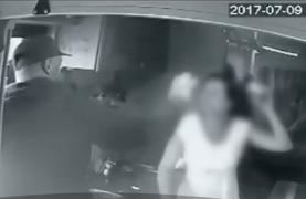 Imagini terifiante: o româncă a fost bătută şi jefuită în Londra de doi interlopi, tot români. Copiii victimei, martori la scena teribilă