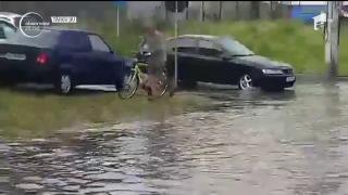 Ploile torenţiale au făcut ravagii în mai multe oraşe din ţară! Străzile şi bulevardele au fost inundate, iar mai multe zone au rămas fără energie electrică