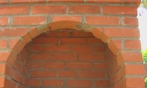 Un primar din Argeş a construit un grătar chiar în curtea Primăriei. Filmat, a început să facă scandal