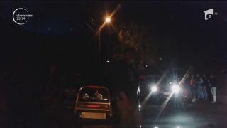 SCANDAL la Berevoieşti! 150 de romi au atacat cu bîte un echipaj de poliţie. Un agent a fost rănit, dar nimeni nu a fost arestat