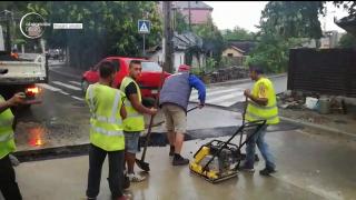 Imagini revoltătoare la Iaşi! O echipă de muncitori asfaltează o stradă pe ploaie. Reacţia dură a şoferilor (VIDEO)